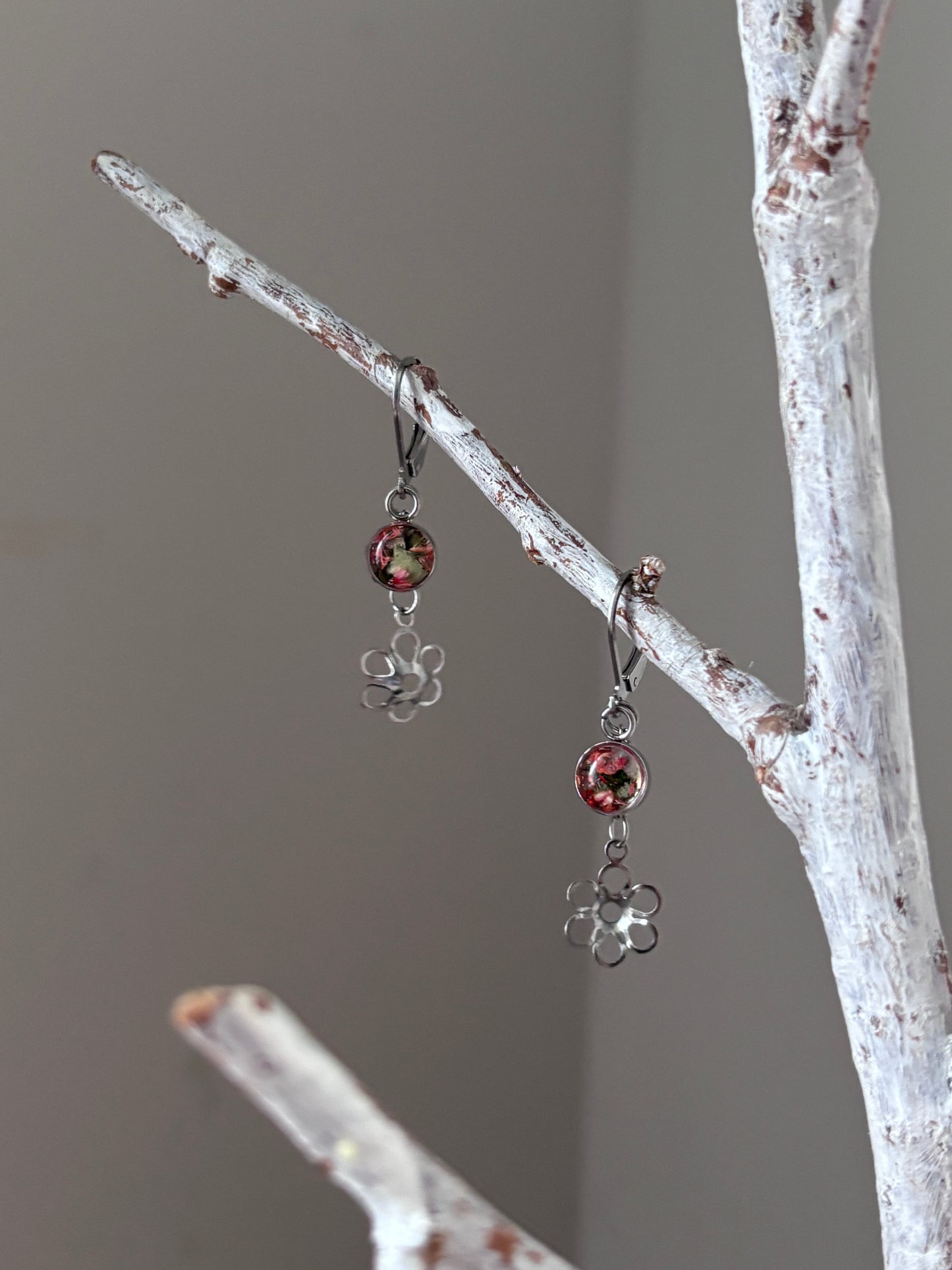 | Symphonie florale | Boucles d’oreilles en fleurs séchées et résine | #1007