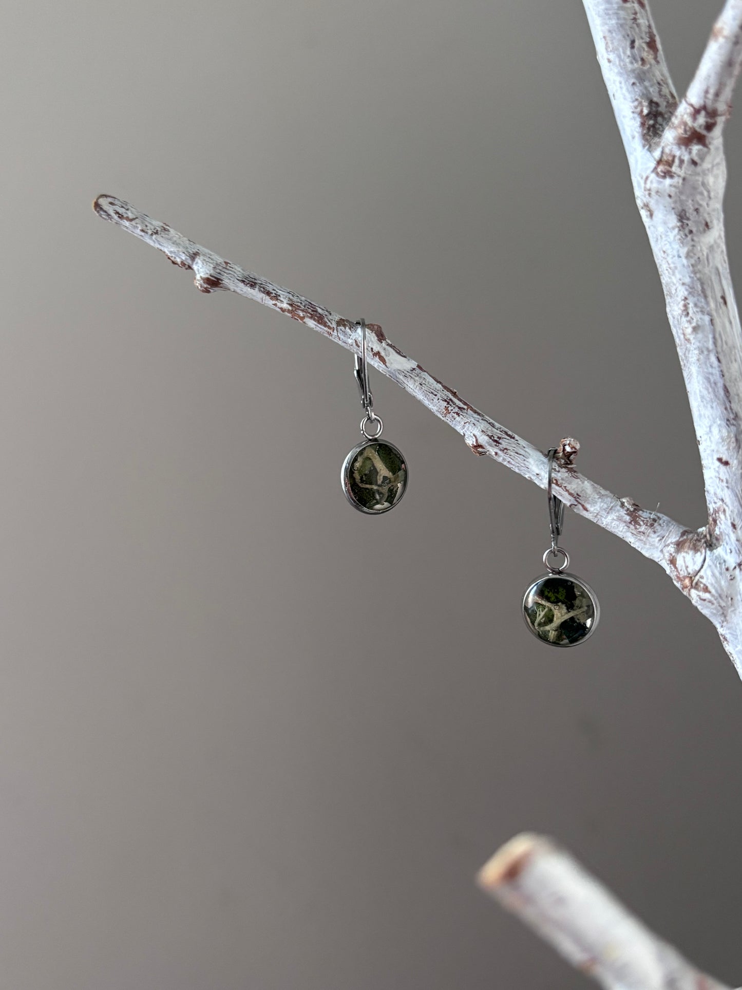 | Symphonie florale | Boucles d’oreilles en fleurs séchées et résine | #1012