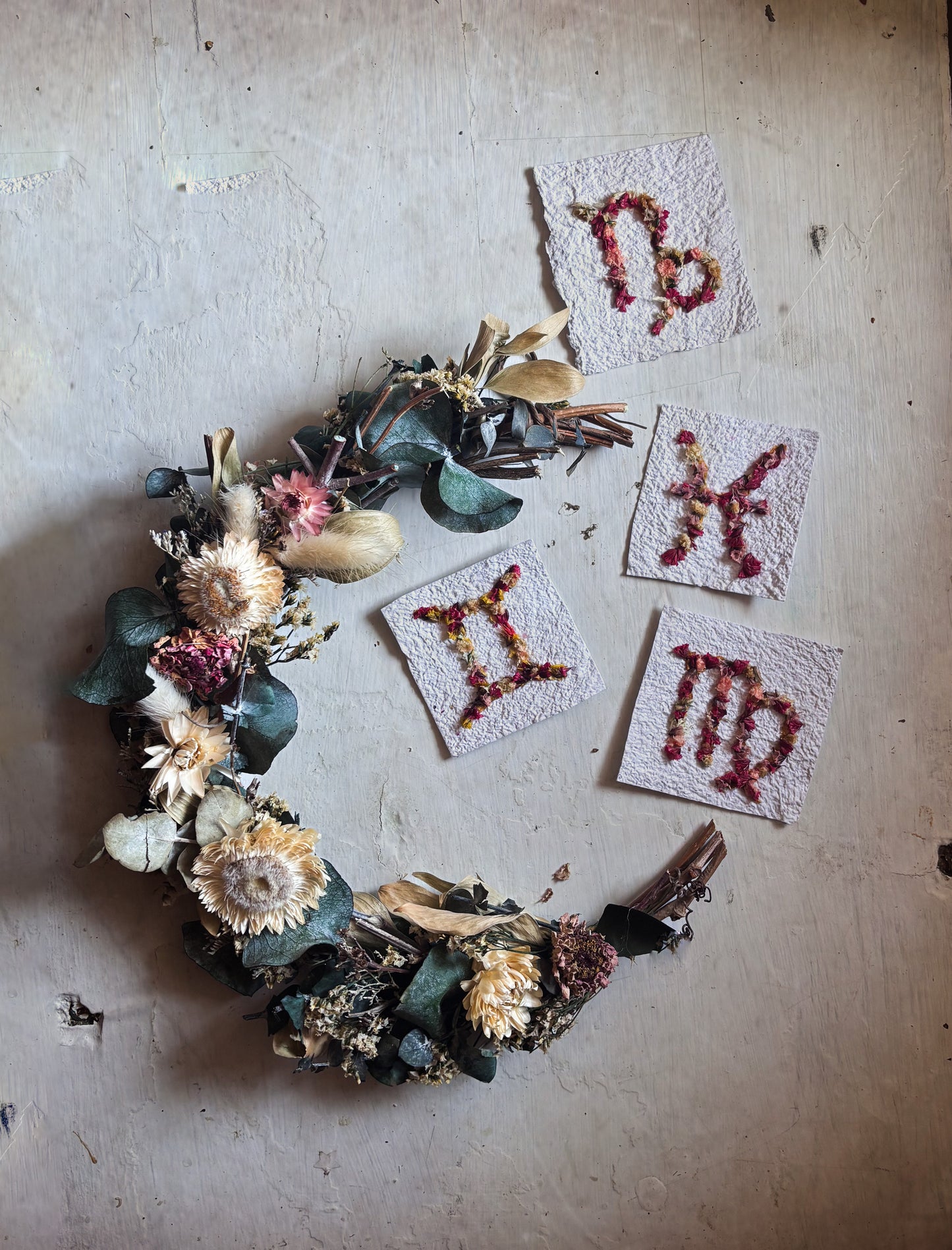 Couronne demi lune de fleurs séchées surcyclées