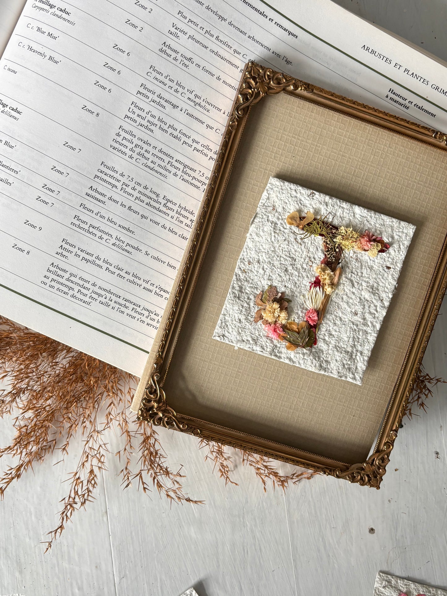 J | Lettrage en fleurs pressées et séchées |