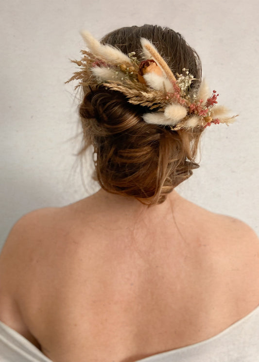 Un peigne en fleurs séchées apportent une touche délicate et unique à une coiffure, en ajoutant un style unique à votre tenue