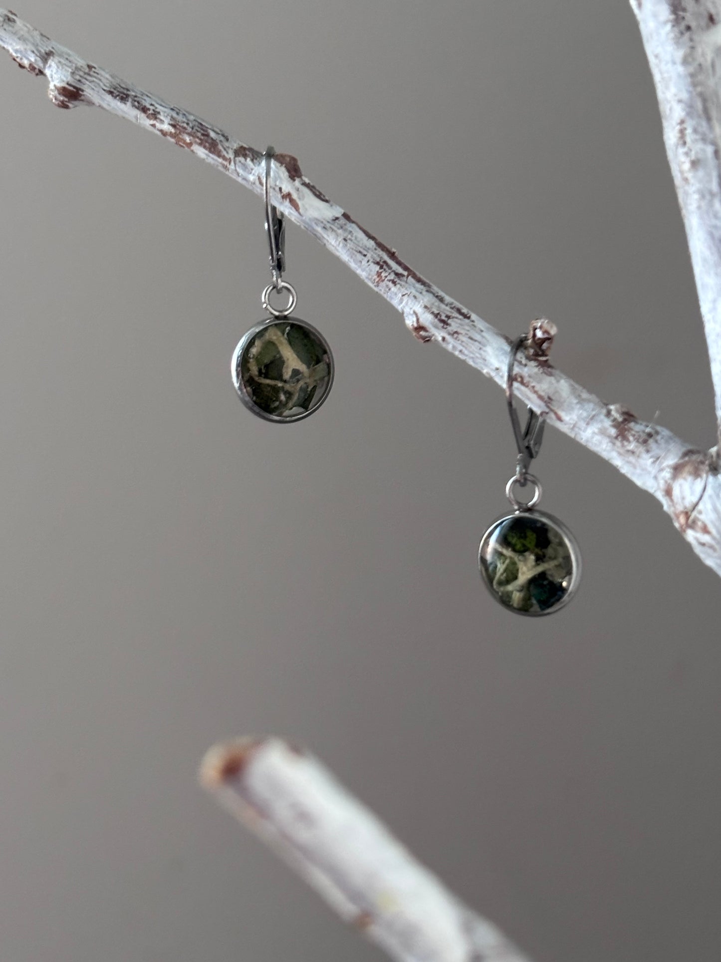 | Symphonie florale | Boucles d’oreilles en fleurs séchées et résine | #1012