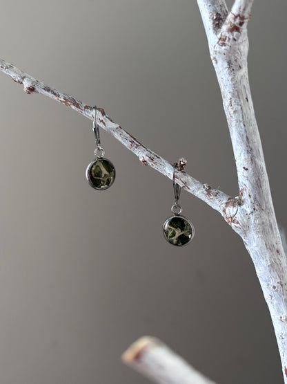 | Symphonie florale | Boucles d’oreilles en fleurs séchées et résine | #1012