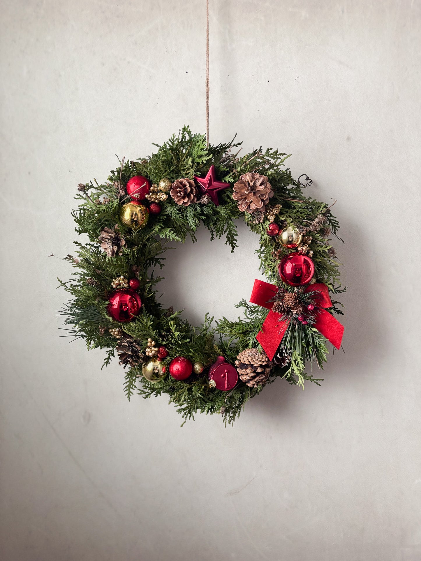 Les couronnes naturelles décorées : festives et durable pour votre décor de Noël !