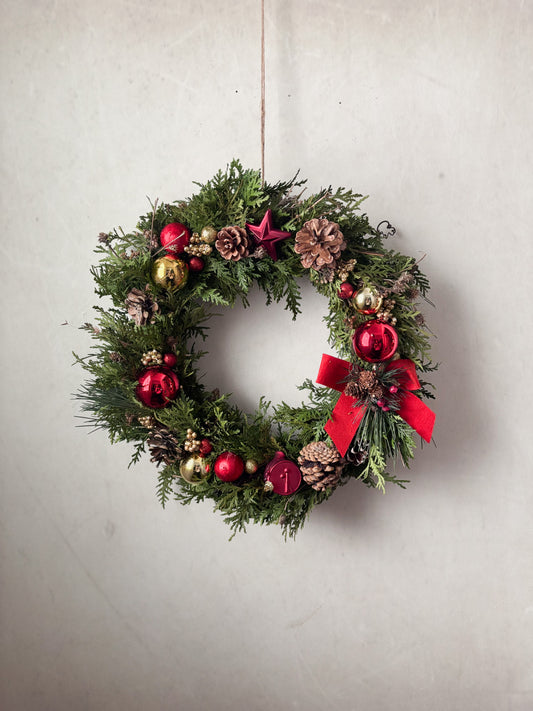 Les couronnes naturelles décorées : festives et durable pour votre décor de Noël !