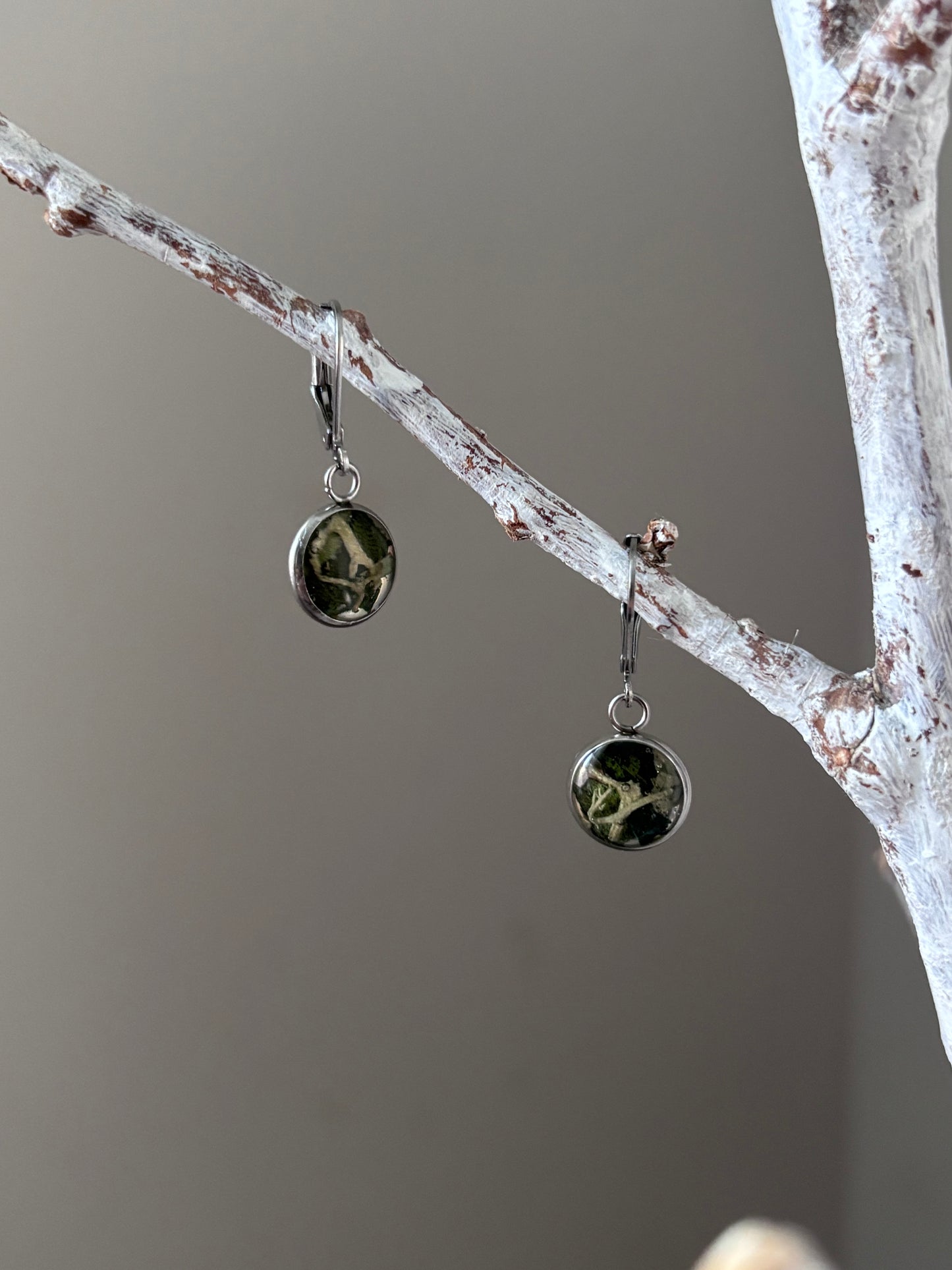 | Symphonie florale | Boucles d’oreilles en fleurs séchées et résine | #1012