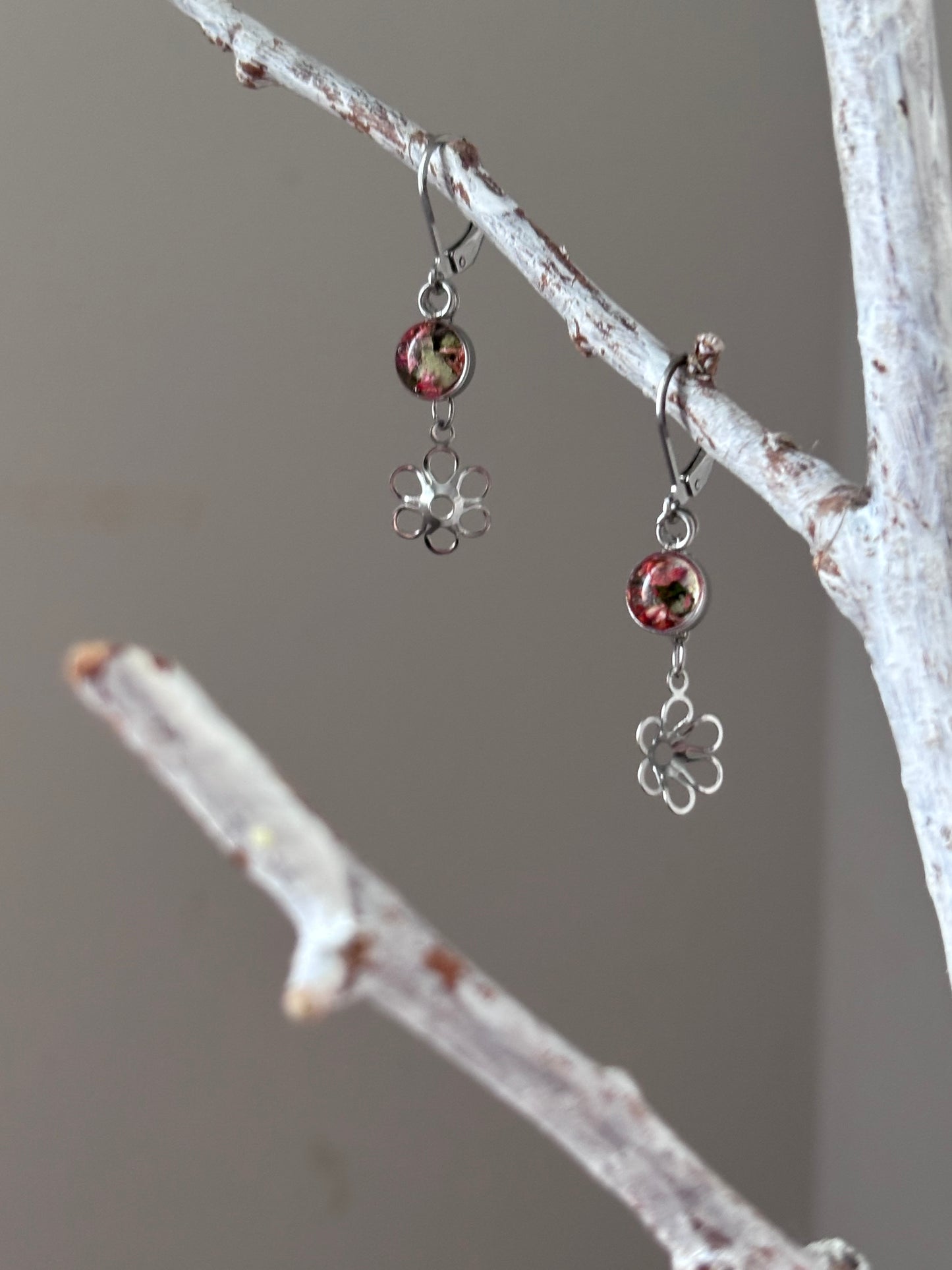 | Symphonie florale | Boucles d’oreilles en fleurs séchées et résine | #1007