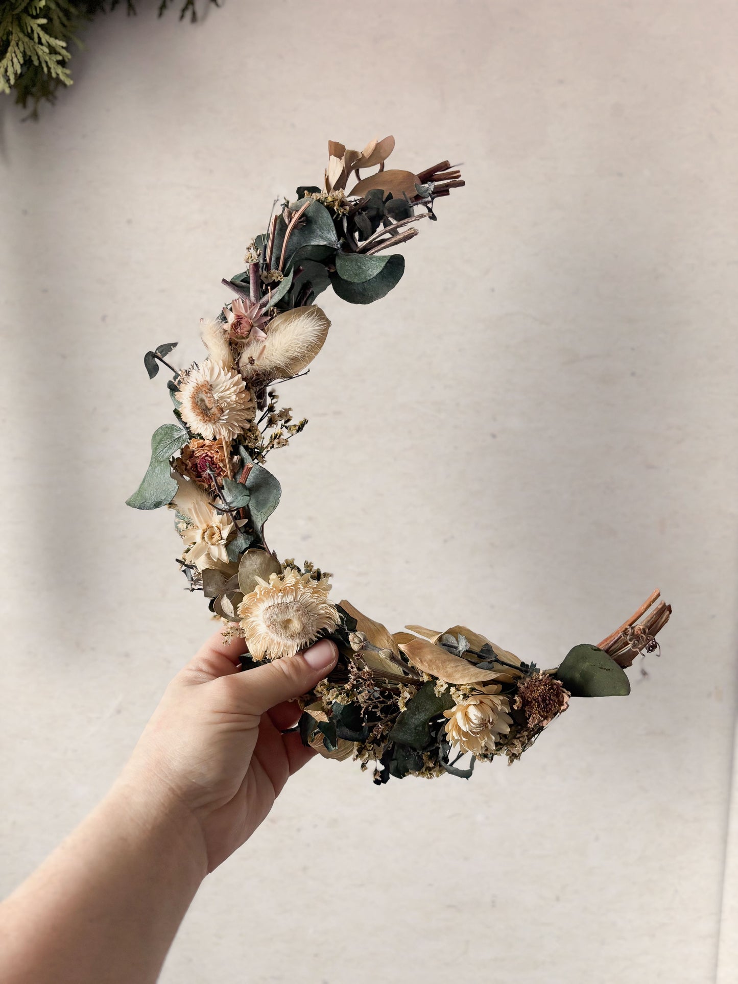 Couronne demi lune de fleurs séchées surcyclées