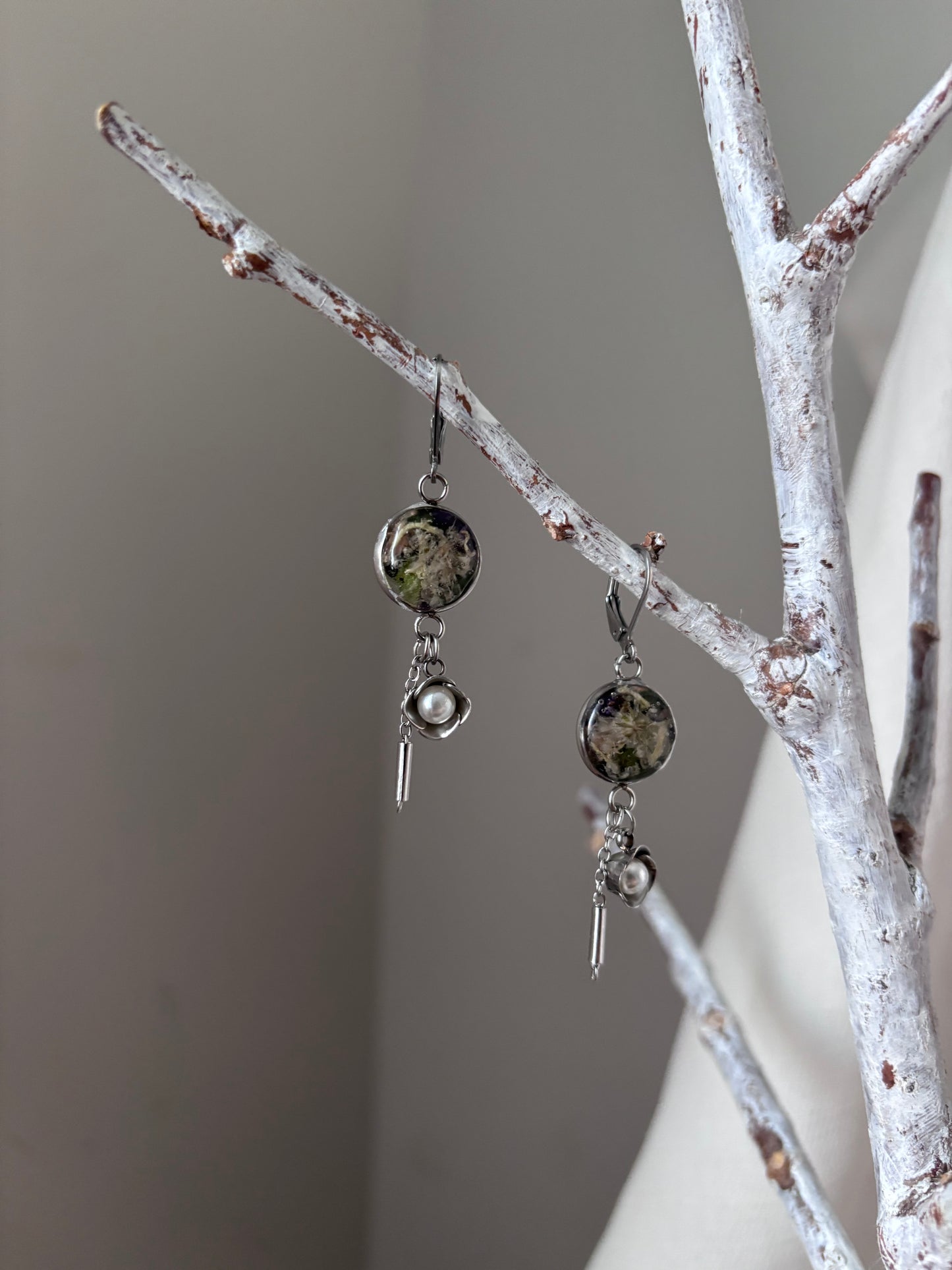 | Symphonie florale | Boucles d’oreilles en fleurs séchées et résine | #1009