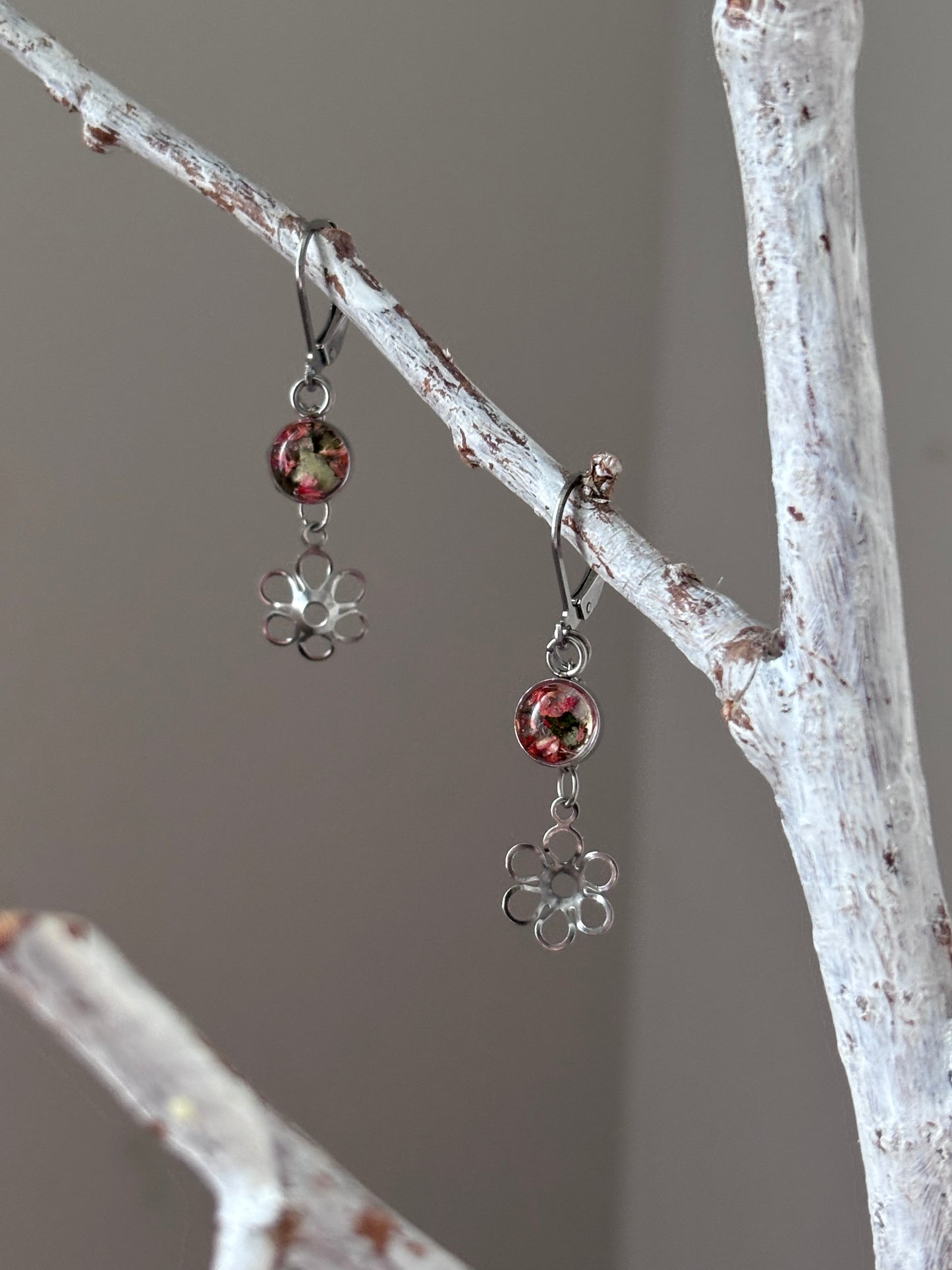 | Symphonie florale | Boucles d’oreilles en fleurs séchées et résine | #1007