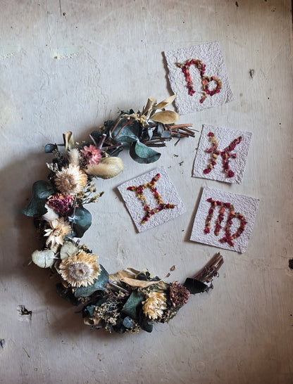 Couronne demi lune de fleurs séchées surcyclées