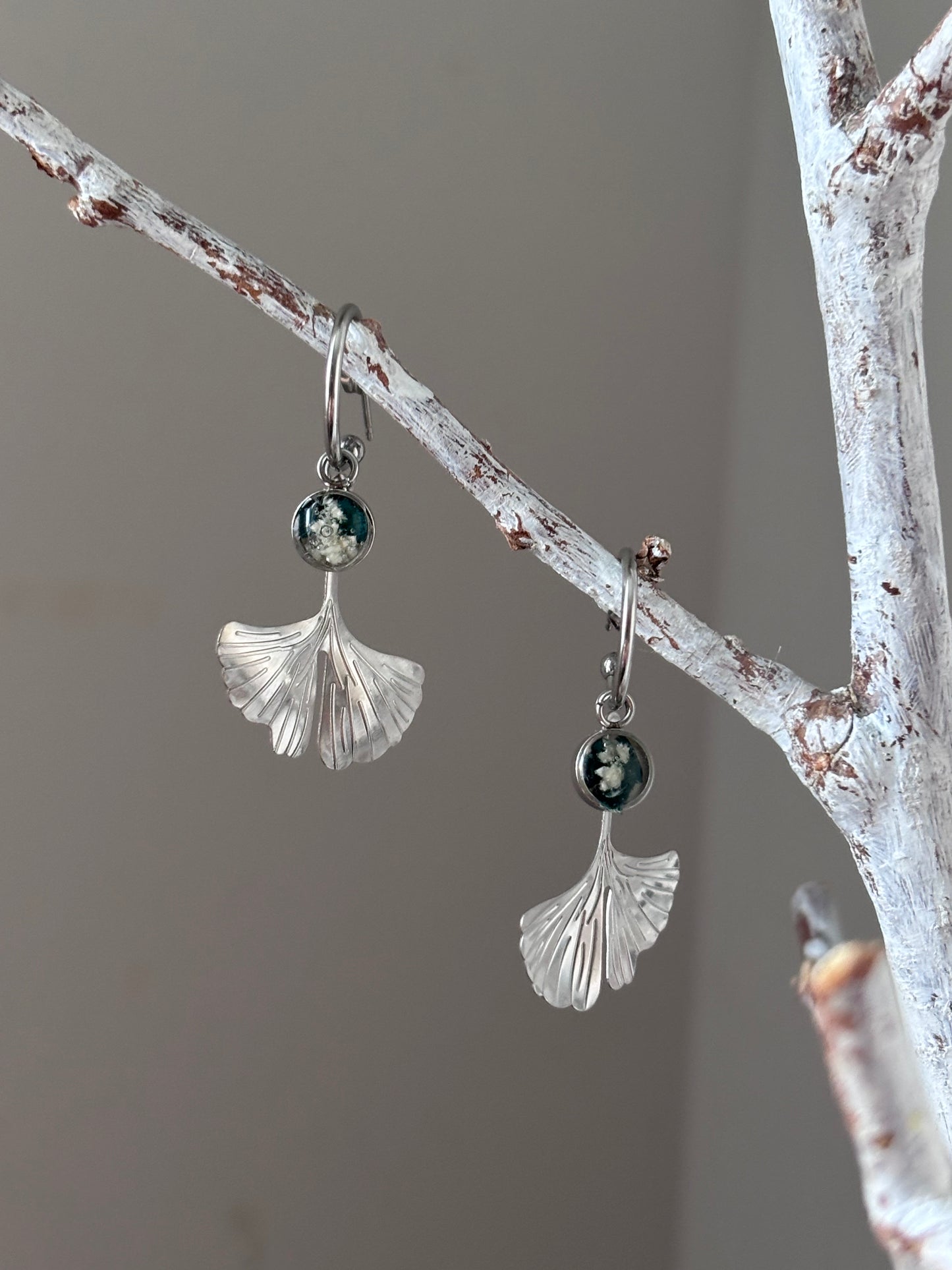 | Symphonie florale | Boucles d’oreilles en fleurs séchées et résine | #1008