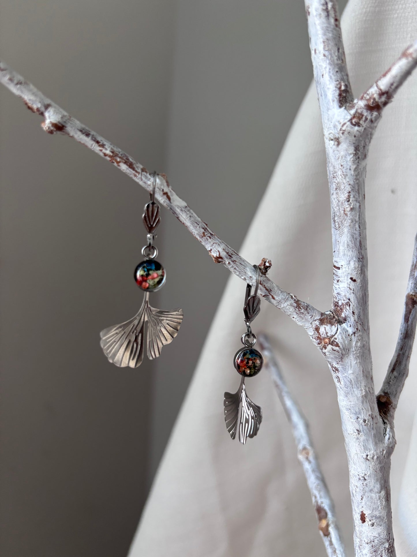 | Symphonie florale | Boucles d’oreilles en fleurs séchées et résine | #1003