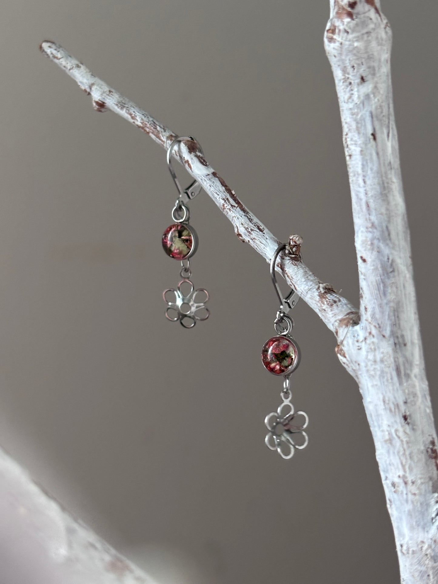 | Symphonie florale | Boucles d’oreilles en fleurs séchées et résine | #1007