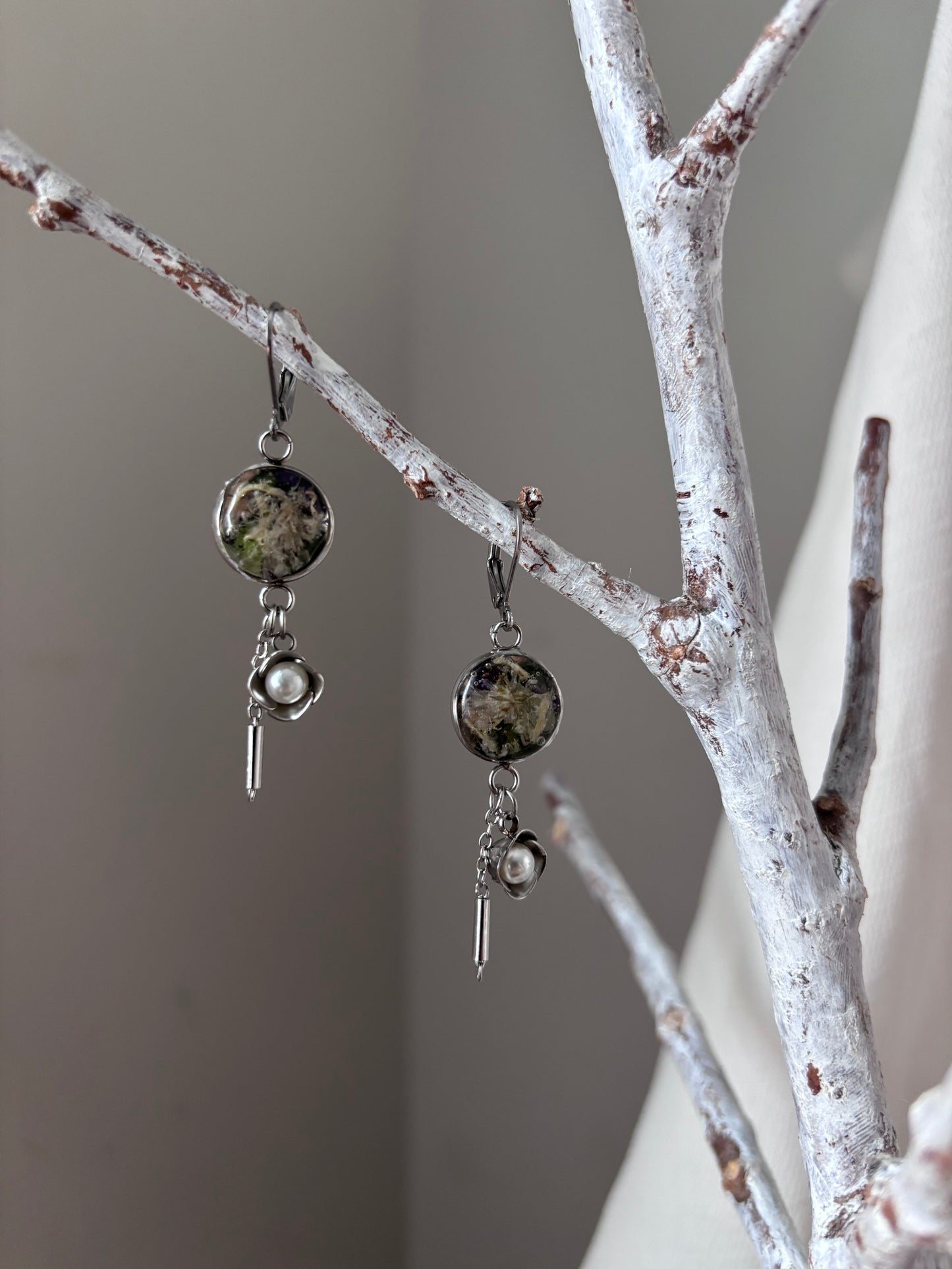 | Symphonie florale | Boucles d’oreilles en fleurs séchées et résine | #1009